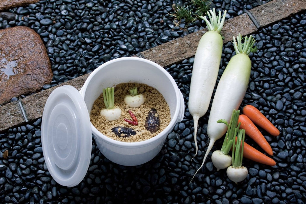 Squirrel 8.9L Round White Pickles Container - Made In Japan-Kiichin - The #1 Place for Japanese Goods in Your Hand!